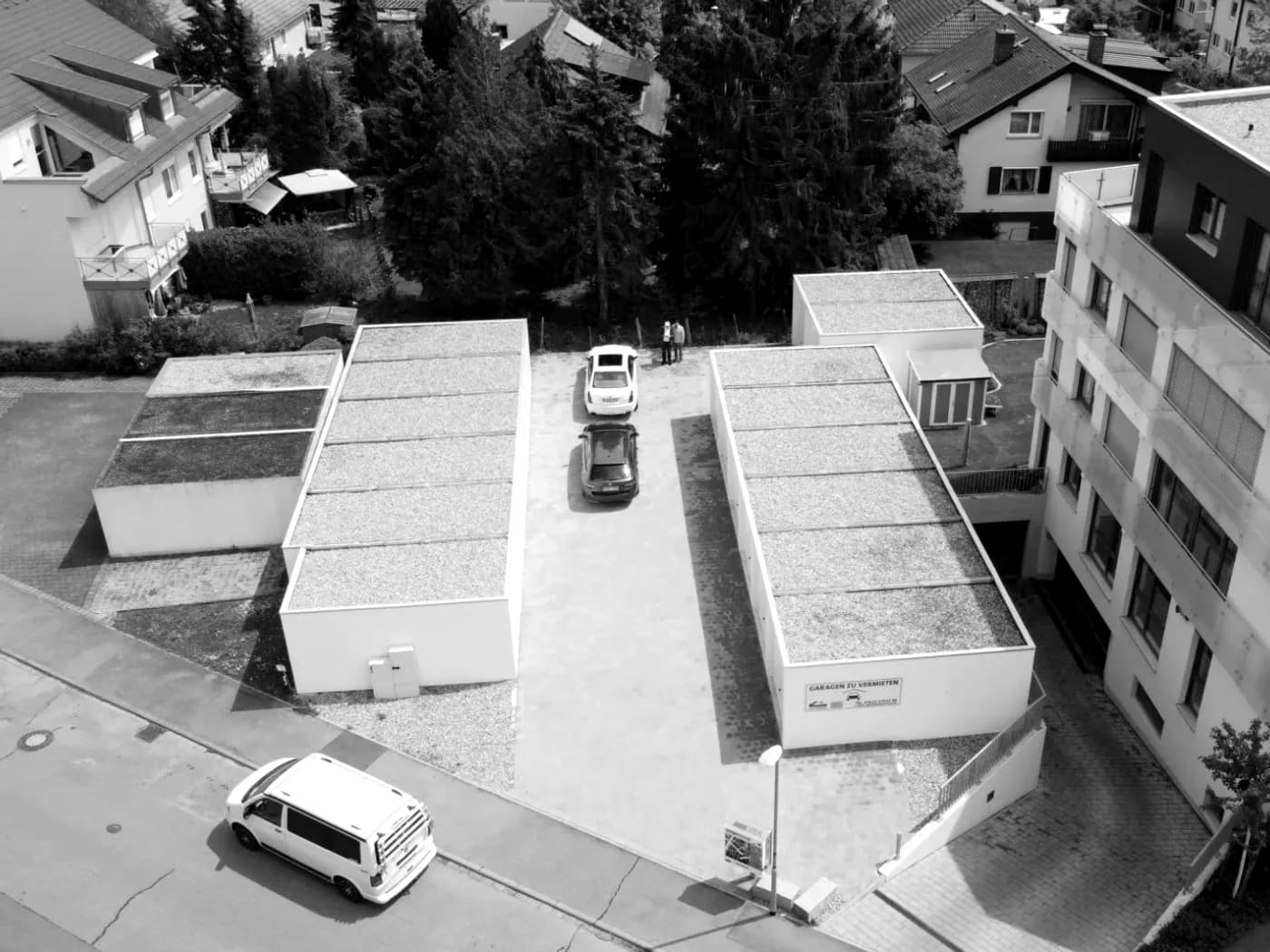 Luftaufnahme einer neu gebauten Garagenanlage zwischen Wohnhäusern